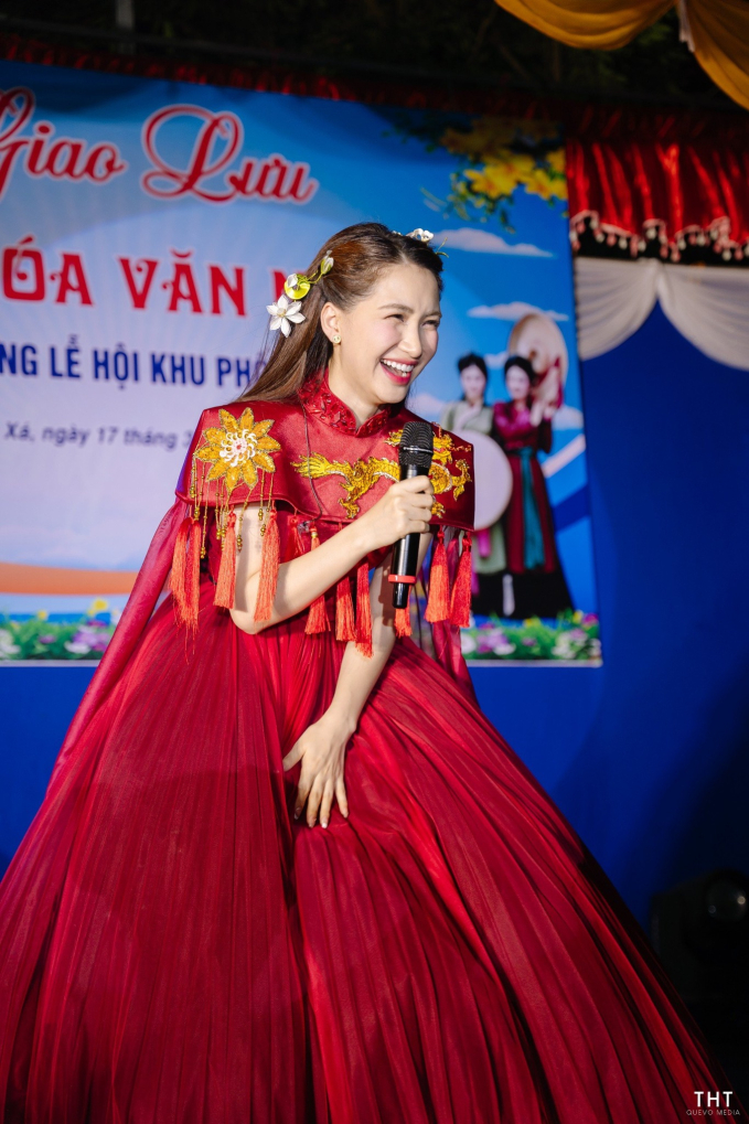Hòa Minzy trình diễn vô cùng nhiệt tình tại hội làng quê cô.