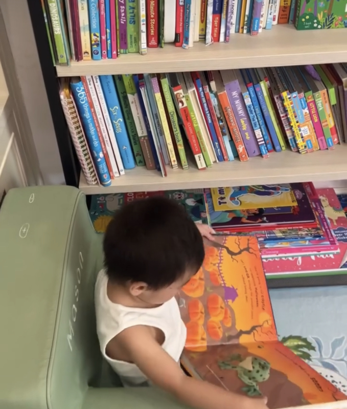 Dù chưa tròn 3 tuổi nhưng Mason đã rất yêu thích đọc sách 