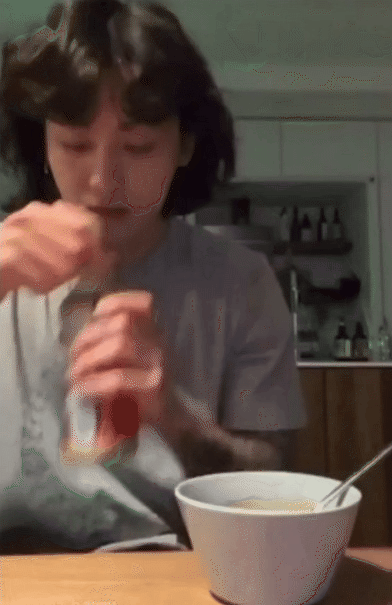 Jung Kook thường livestream nấu ăn và ăn cùng fan