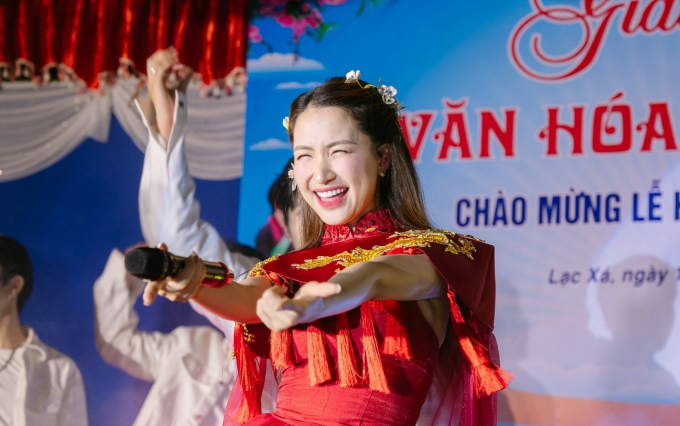 Hòa Minzy trình diễn ở hội làng Quế Võ.