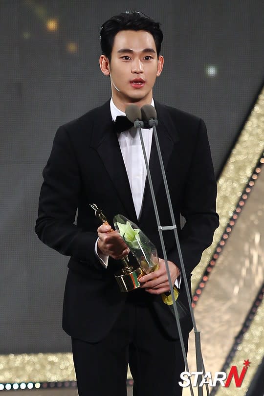 Kim Soo Hyun chuẩn nam thần tại KBS Drama Awards 2015