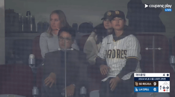 Song Joong Ki và cựu diễn viên Katy Louise Saunders đã tới sân vận động Gocheok Sky Dome để thưởng thức màn so tài giữa 2 đội bóng chày Los Angeles Dodgers - San Diego Padres