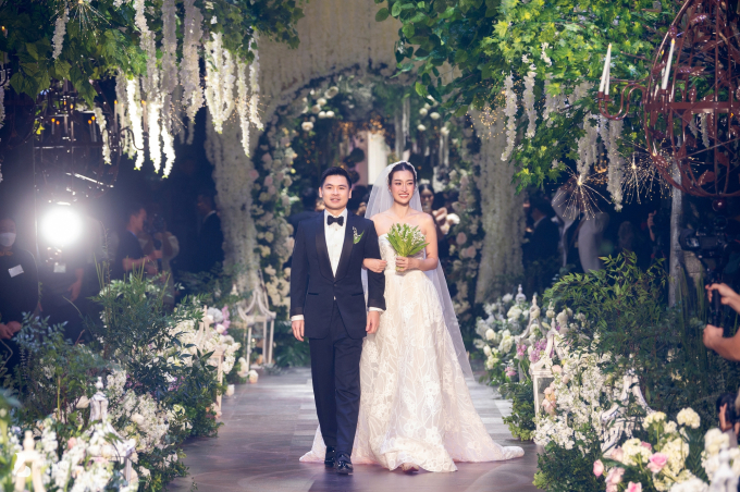 Đám cưới của Đỗ Mỹ Linh tổ chức ở nhà hàng vô cùng sang trọng, không gian trang trí ngập hoa tươi như vườn cổ tích 