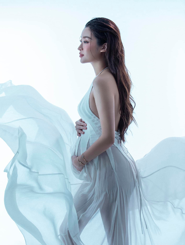 Khi đã bước đến giai đoạn cuối thai kỳ, Hoa hậu Đỗ Mỹ Linh mới thoải mái chia sẻ hình ảnh mang bầu trên mạng xã hội 