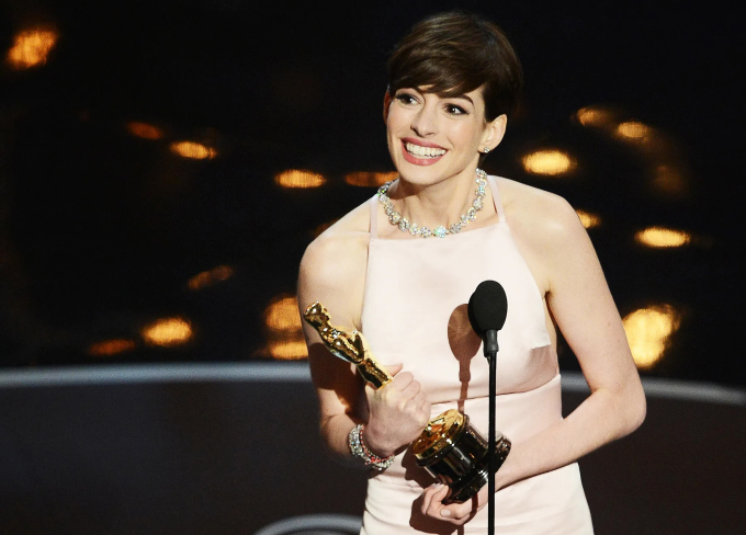 Anne Hathaway nhận giải Oscar đầu tay năm 2013.