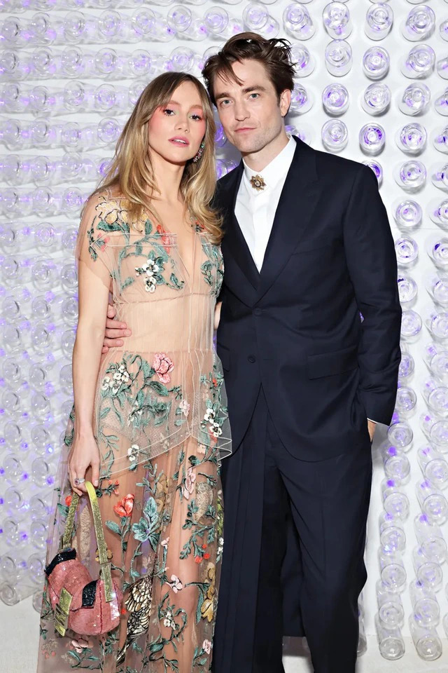 Robert Pattinson và bạn gái diễn viên đón con đầu lòng, lần đầu lộ diện cùng thiên thần nhỏ