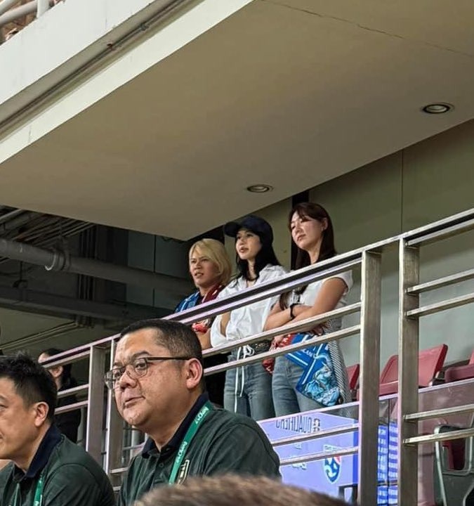 Cô xuất hiện trên khán đài sân Rajamangala, Bangkok để xem trận đấu giữa Thái Lan - Hàn Quốc tại vòng loại thứ hai World Cup 2026
