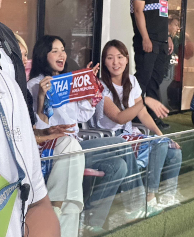   Lisa cổ vũ cho cả hai đội tuyển Thái Lan và Hàn Quốc  