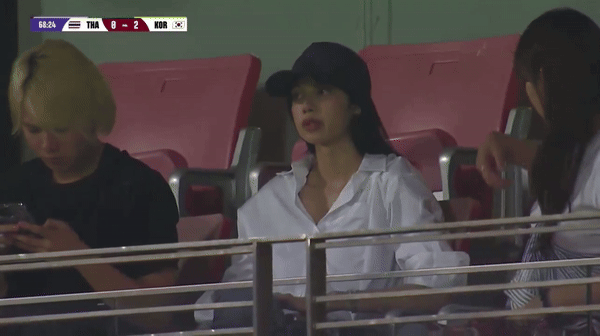   Khoảnh khắc Lisa chứng kiến đội nhà Thái Lan thua 2-0 được đài truyền hình bắt trọn   