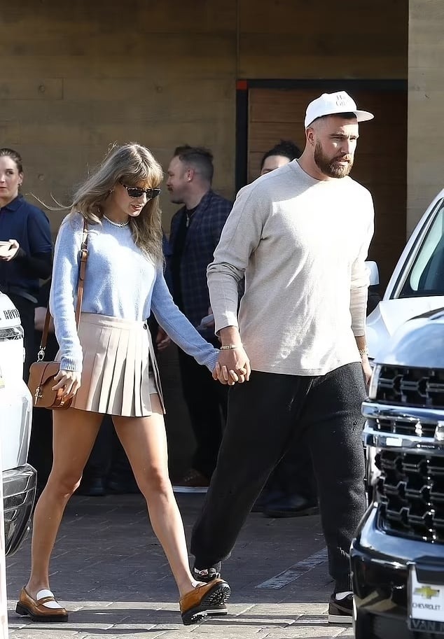 Cặp đôi nắm tay nhau rời khỏi nhà hàng sau buổi ăn trưa lãng mạn