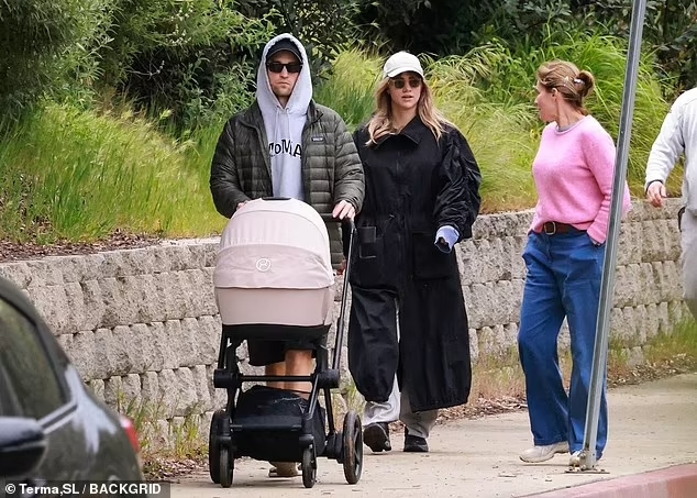 Robert Pattinson - Suki Waterhouse đã đón con đầu lòng và chính thức lên chức bố mẹ. Mới đây, cặp đôi lọt vào ống kính phóng viên khi đưa con ra ngoài chơi