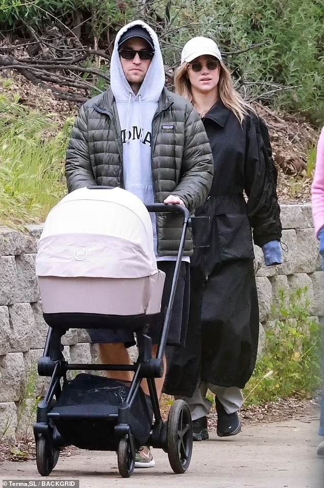 Robert Pattinson và bạn gái diễn viên đón con đầu lòng, lần đầu lộ diện cùng thiên thần nhỏ