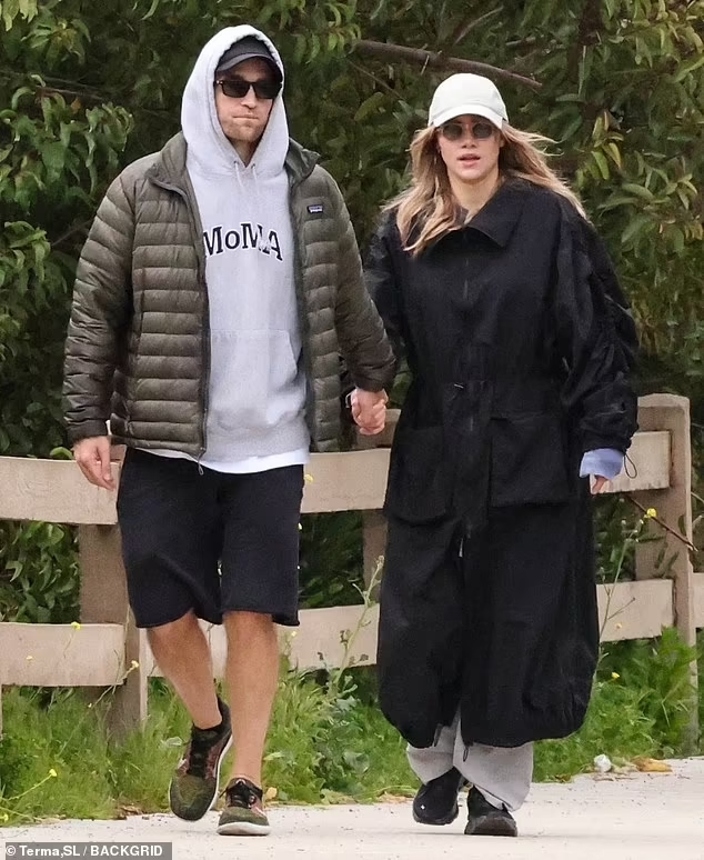 Mẹ Suki Waterhouse đẩy xe cho cháu ngoại. Lúc này, 2 diễn viên nổi tiếng mới tranh thủ tận hưởng những khoảng thời gian riêng tư bên nhau. Robert Pattinson và hôn thê kém 6 tuổi còn được bắt gặp nắm chặt tay nhau cùng dạo phố