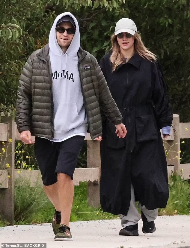 Robert Pattinson và bạn gái diễn viên đón con đầu lòng, lần đầu lộ diện cùng thiên thần nhỏ
