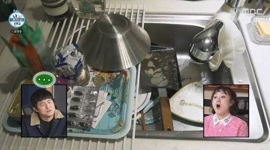 Bát đĩa bẩn và các loại thuốc chất đống trong bồn rửa nhà Park Seo Ham