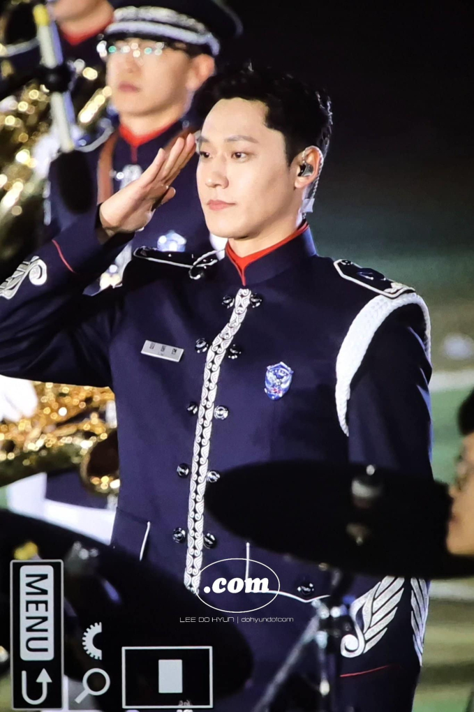 Lee Do Hyun trong bộ lễ phục nghiêm trang
