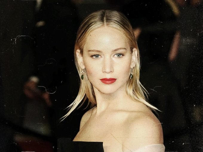 Jennifer Lawrence tiết lộ từng phải khỏa thân xếp hàng chờ casting thời mới vào nghề.