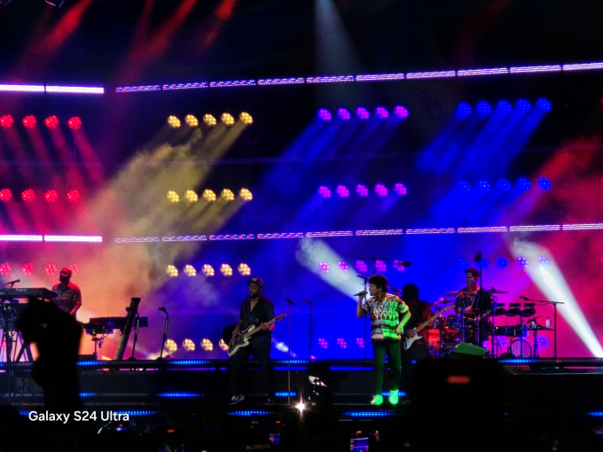 Bruno Mars trình diễn thăng hoa cùng dàn nhạc công tài năng.