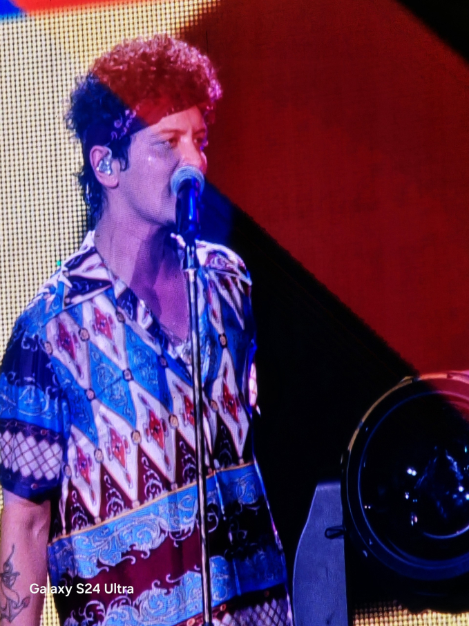 Bruno Mars lần đầu lộ diện sau nghi vấn thua nợ cờ bạc 50 triệu USD: Cực suy, rưng rưng nước mắt trong đêm diễn tại Thái Lan