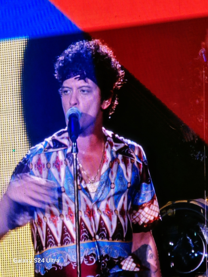 Bruno Mars mặc trang phục thoáng mát và trình diễn hết mình.