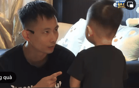 HLV Rap Việt sững người khi con trai khóc nấc: 