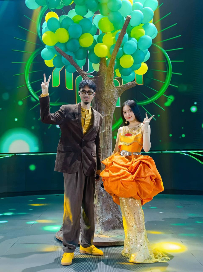 Sân khấu gần đây nhất mà Hoàng Thùy Linh và Đen Vâu đứng chung sân khấu là Hoa Xuân Ca (được ghi hình trước đó vài tháng). Tại đây, cả hai đã trình diễn ca khúc Miền Đất Hứa lần đầu tiên. Sân khấu lên sóng vào 29 Tết song đã được ghi hình vào đầu tháng 12/2023.
