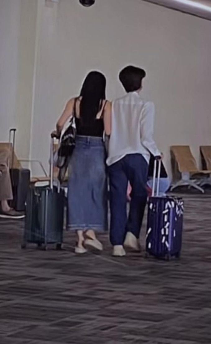 Vũ Cát Tường bị bắt gặp đưa bạn gái đi du lịch Thái Lan, cả hai sánh bước sát cạnh nhau vô cùng tình tứ