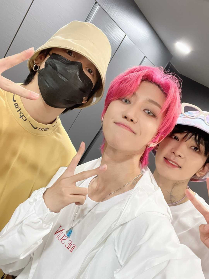 Jung Kook selfie cùng người bạn đồng niên The8 và anh trai Wonwoo