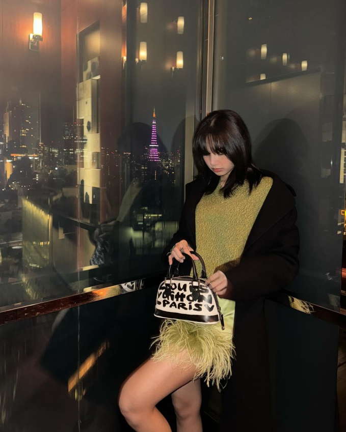 Hình ảnh Lisa check-in tại Nhật Bản với chiếc áo khoác được cho là trùng khớp với chiếc áo trong tấm ảnh được lan truyền 