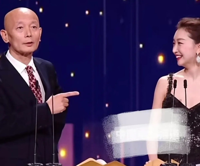 Châu Đông Vũ hứng chỉ trích dữ dội, thậm chí nhiều người còn đòi tẩy chay không xem phim nữ diễn viên đóng sau khi cô có màn trả treo với tài tử gạo cội Cát Ưu