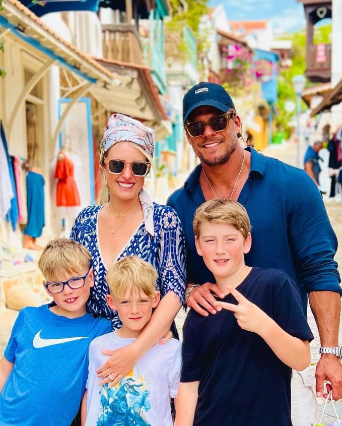 Alan Ritchson hiện tận hưởng cuộc sống bên vợ và 3 con trai.