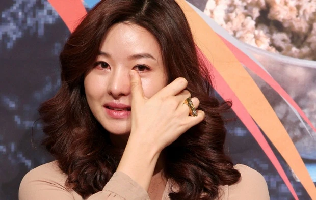 Song Sun Mi khóc nghẹn khi nói về cái chết của chồng. Tuy nhiên, nữ diễn viên cũng không dám phát biểu, chỉ trích hung thủ vì vụ án có liên quan đến người trong gia đình chồng