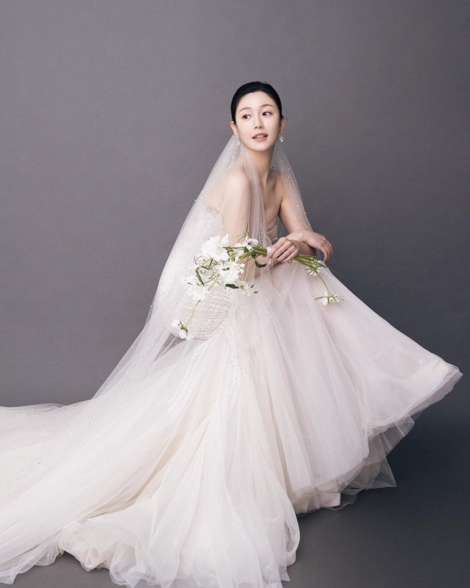 Lee Seung Gi - Lee Da In tung bộ ảnh cưới chưa từng công bố kỷ niệm 1 năm kết hôn, ai dè bị ái nữ chiếm spotlight 
