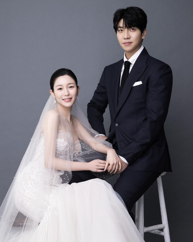 Lee Seung Gi - Lee Da In tung bộ ảnh cưới chưa từng công bố kỷ niệm 1 năm kết hôn, ai dè bị ái nữ chiếm spotlight 