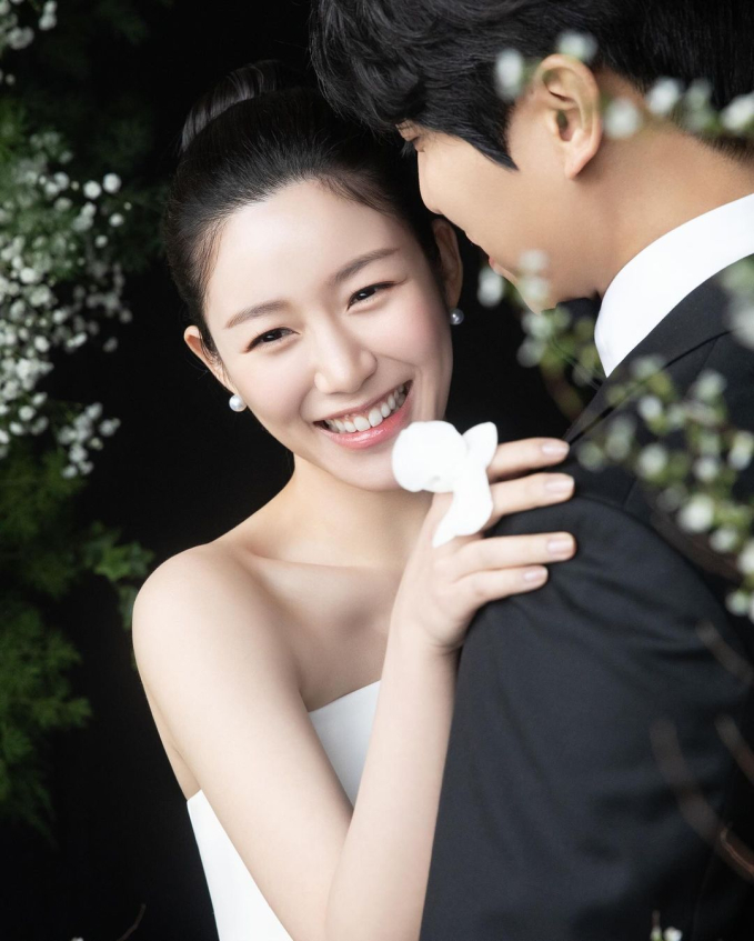 Mỹ nhân họ Lee lộ rõ vẻ rạng rỡ, hạnh phúc. Nụ cười của nữ diễn viên ánh lên rõ niềm vui khi được sánh đôi bên người bạn đời