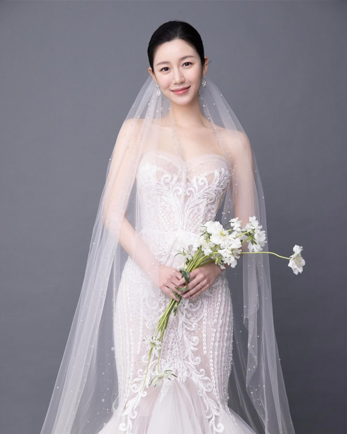 Lee Da In khiến người hâm mộ khó lòng rời mắt trước visual quyến rũ ở tuổi 32. Kiểu tóc búi góp phần làm tôn lên vẻ đẹp sang trọng của mỹ nhân họ Lee