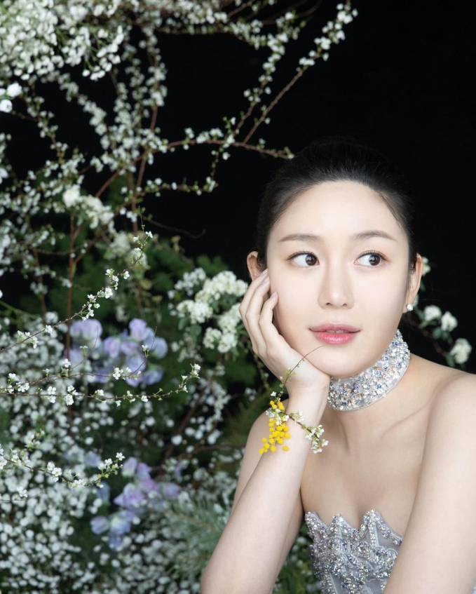 Nữ điễn viên diện bộ váy quây tinh tế, giúp cô khoe trọn vai trần ngọc ngà, sexy