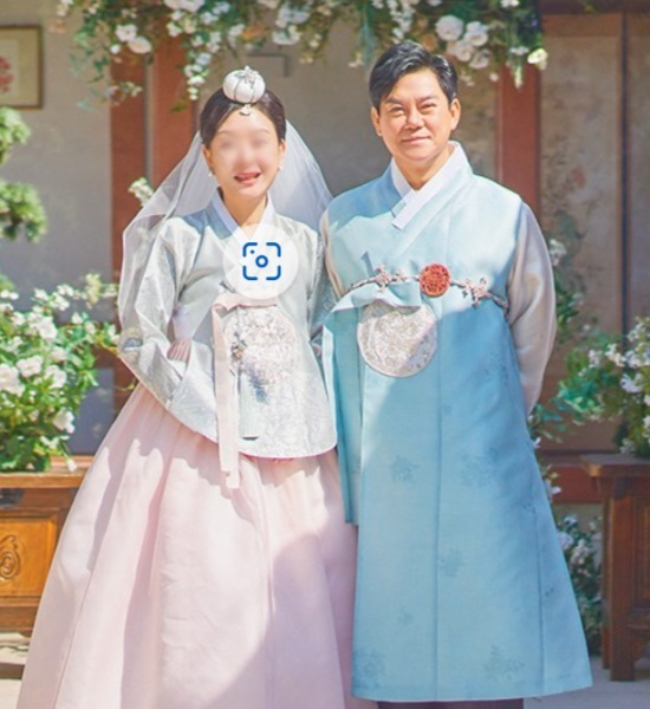 Nam ca sĩ Kim Chung Hoon vừa tổ chức đám cưới riêng tư tại 1 trung tâm tiệc cưới ở Gangnam (Seoul). Theo thông tin hiếm hoi truyền thông Hàn thu thập được, vợ mới của nam ca sĩ họ Kim mang họ Ahn