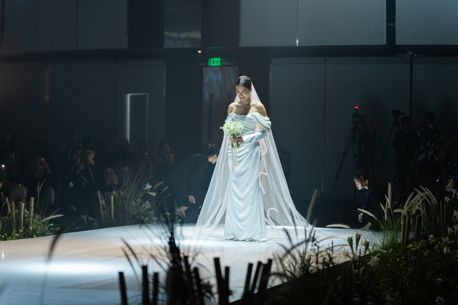 Hình ảnh nền nã, xinh đẹp của Minh Tú trong chiếc váy cưới trắng lộng lẫy
