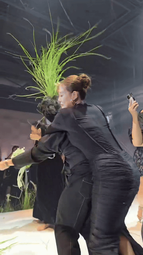 Nữ diễn viên ôm Huỳnh Lập để giành hoa trên sân khấu 