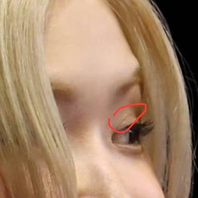 Trong hình ảnh cận cảnh gương mặt, không khó để nhận ra mỹ nhân BLACKPINK sử dụng miếng dán kích mí để tạo điểm nhấn cho đôi mắt
