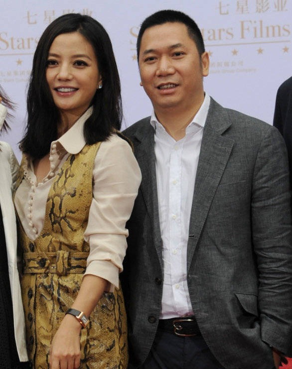 Triệu Vy và chồng doanh nhân Huỳnh Hữu Long dính nhiều sai phạm kinh tế. Những năm qua, cả 2 đối mặt với nhiều vụ kiện sau khi gây lũng đoạn thị trường chứng khoán