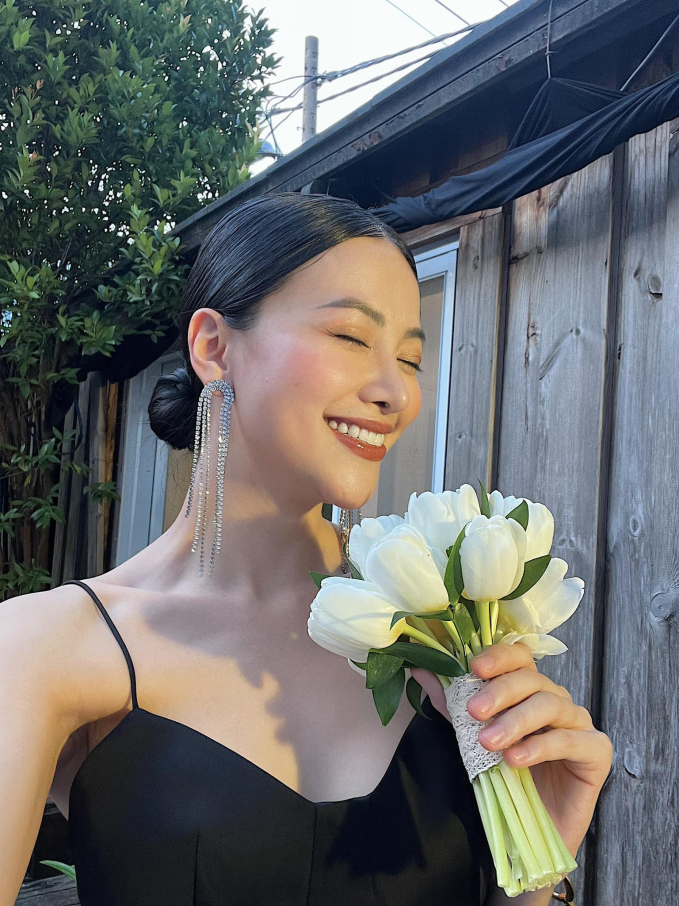 Nàng hậu khoe nhận bó hoa được Hà Tăng dùng trong tiệc kỷ niệm 10 năm kết hôn 