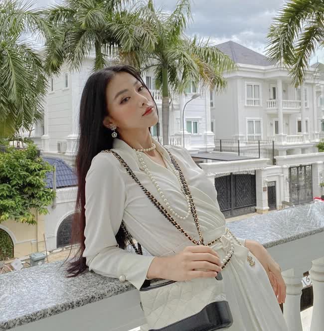 Hoa hậu Phương Khánh sống trong căn biệt thự ở khu nhà giàu, hàng xóm với Hà Tăng 