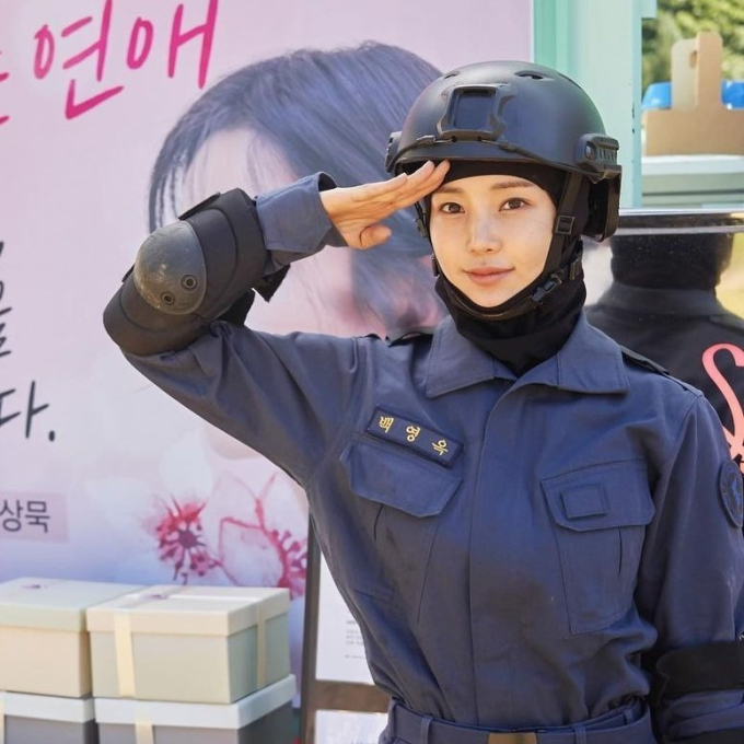 Hình ảnh của Nam Gyu Ri ở hậu trường phim mới, trong vai một nữ quân nhân