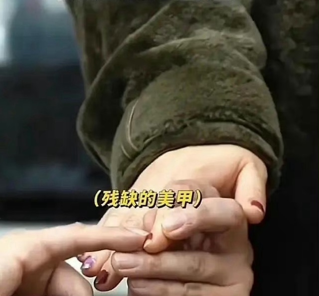 Dương Mịch dùng móng tay của nhân viên đoàn phim làm ví dụ thực tế.
