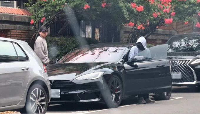 Gần nhất, truyền thông bắt gặp Phòng Tổ Danh lái chiếc Tesla Model S Plaid, có giá 3,45 triệu Đài tệ (hơn 2,6 tỷ đồng) xuống phố