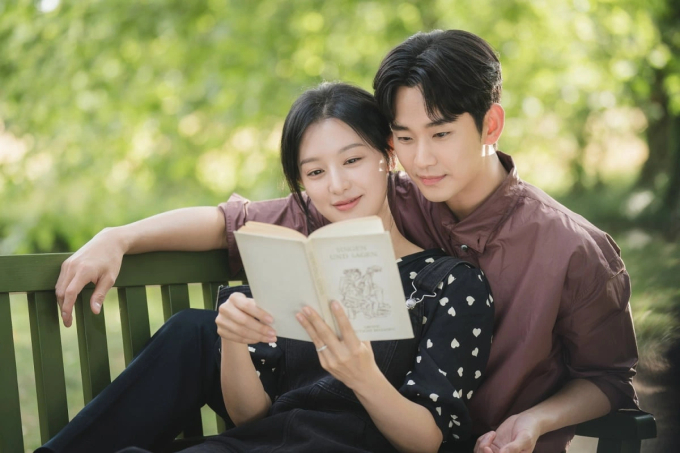 Kim Ji Won - Kim Soo Hyun sắp có cảnh nóng ở 