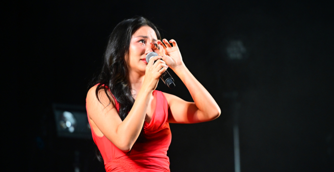 Nữ ca sĩ bật khóc trước tình cảm của khán giả tại Nhật Bản.