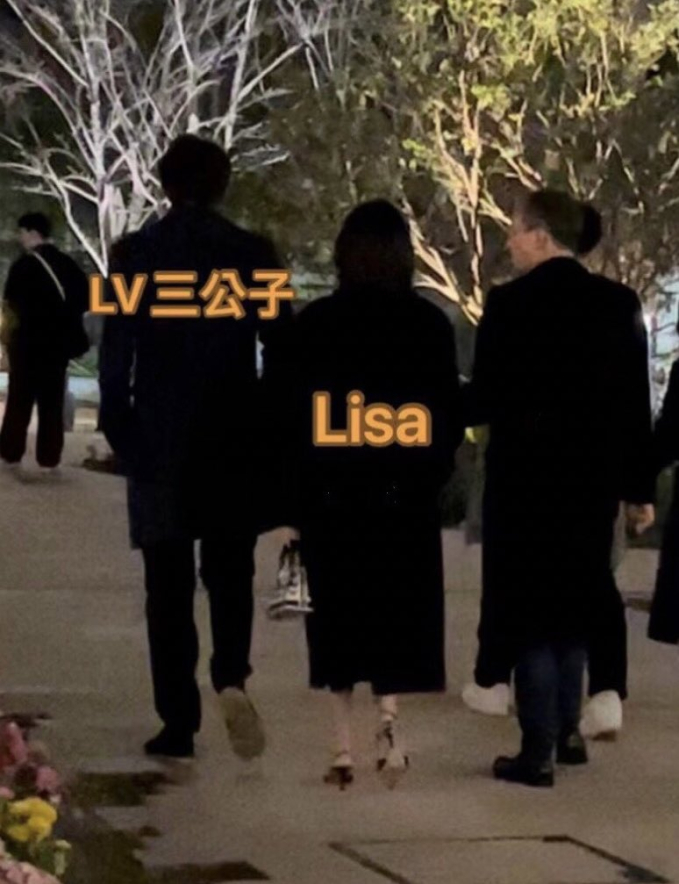 Đặc biệt, khoảnh khắc Lisa và CEO sinh năm 1995 đi gần sát nhau đã chiếm trọn spotlight, đươc chia sẻ rần rần mới đây